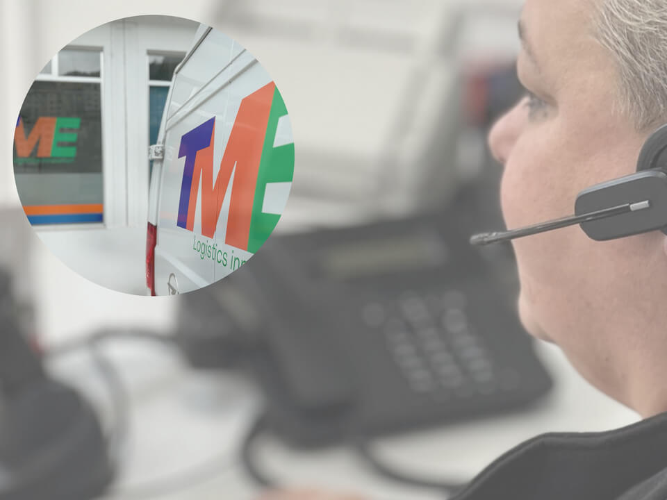 persona atendiendo al teléfono como muestra de servicio de consultoría en logística