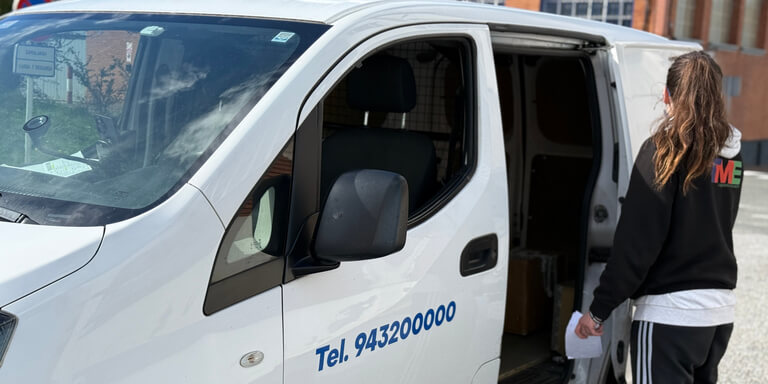 operario de TME junto a furgoneta simbolizando flexibilidad y disponibilidad de rutas en servicio de paquetería urgente
