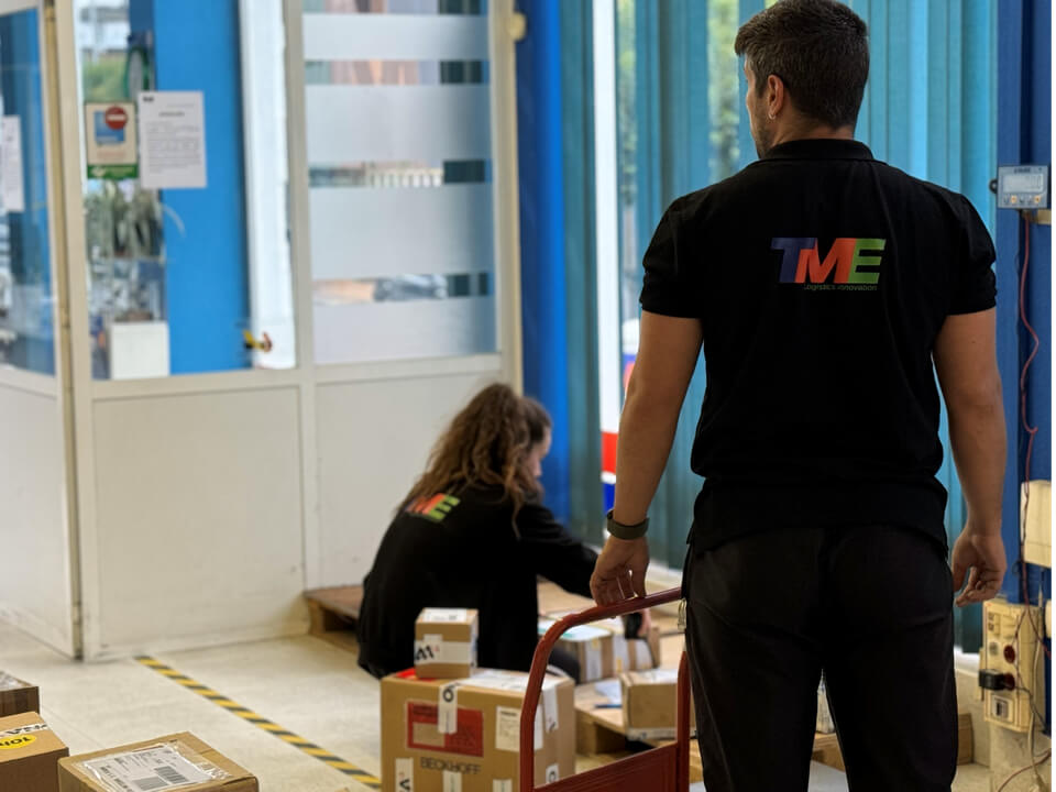 operarios en el almacén manipulando paquetes como muestra del servicio de paquetería urgente