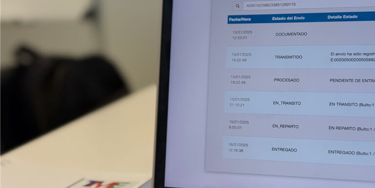 visualización de aplicación en ordenador simbolizando control geolocalizado de la ubicación del servicio de paquetería urgente