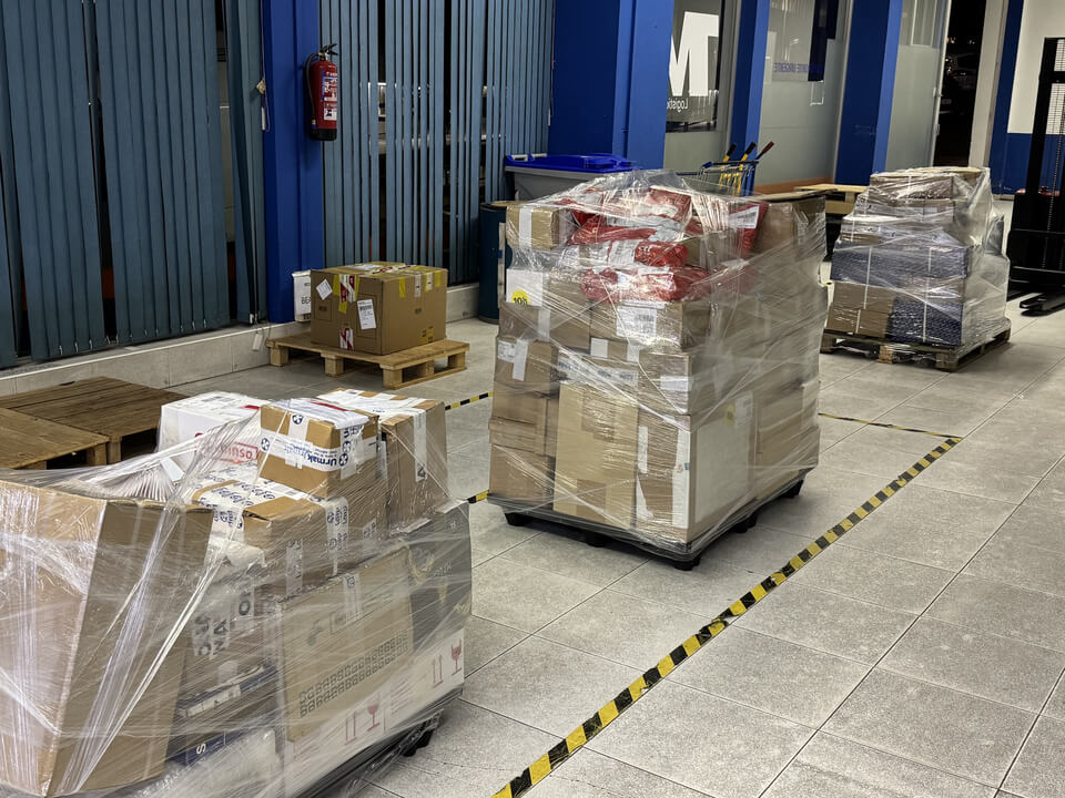 Imagen de almacén de palets para ser transportados